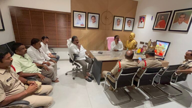 మాజీ మంత్రి ఎర్రబెల్లి, ఆరూరి గృహ నిర్భంధం