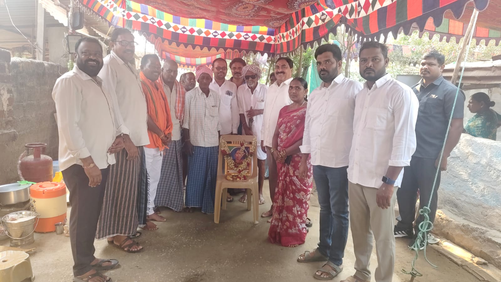 మృతుల కుటుంబాలకు మాజీ మంత్రి ఎర్రబెల్లి