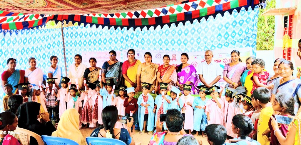 అంగన్వాడి కేంద్రంలో గ్రాడ్యుయేషన్ డే