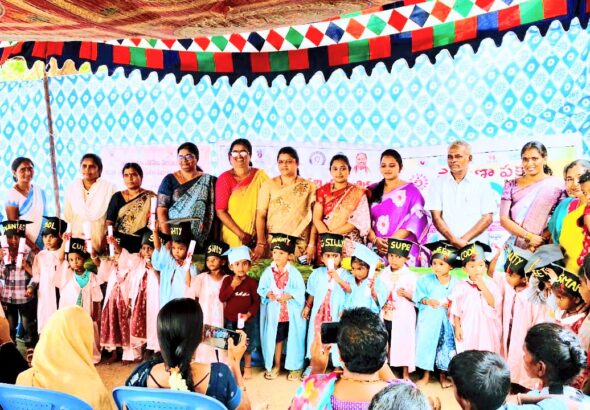 అంగన్వాడి కేంద్రంలో గ్రాడ్యుయేషన్ డే