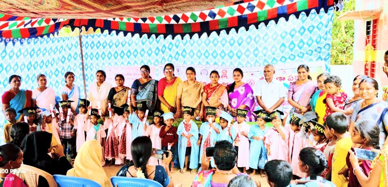 అంగన్వాడి కేంద్రంలో గ్రాడ్యుయేషన్ డే