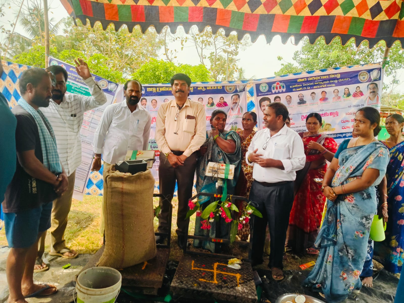 వడ్ల కొనుగోలు కేంద్రం ప్రారంభించిన సర్పంచ్