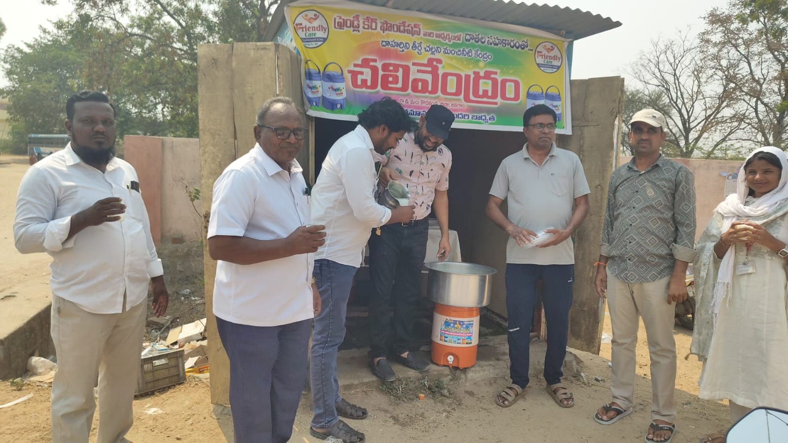 ప్రయాణికులకు మజ్జిగ పంపిణీ