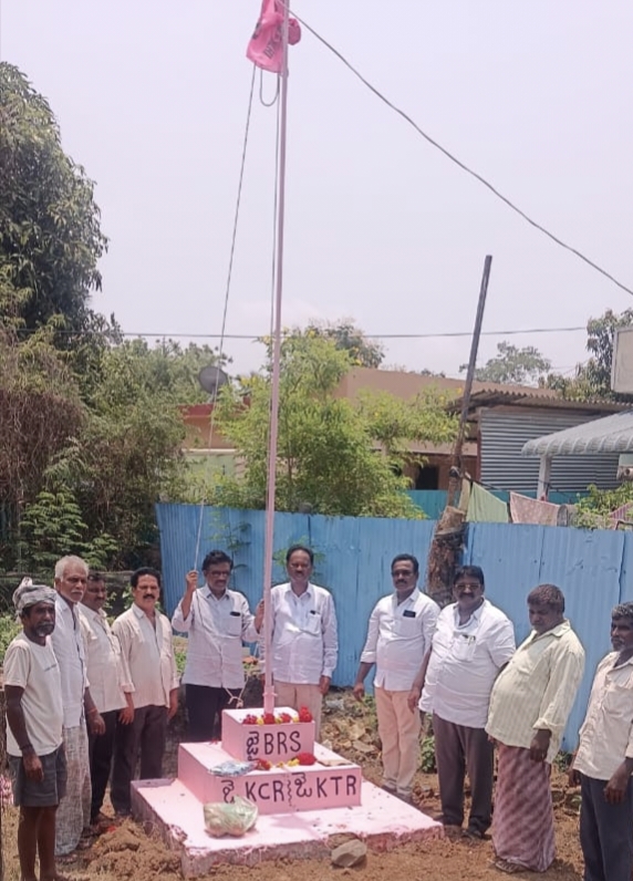 గ్రామ బీఆర్‌ఎస్ శాఖ అధ్యక్షుడు మందపాటి సూర్య ప్రకాశ్ రెడ్డి