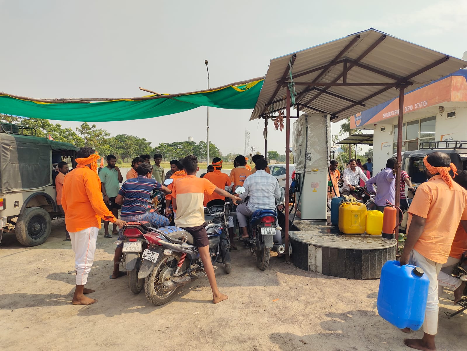 అన్నదాతల కంట కన్నీరు.. అస్తవ్యస్తంగా జనజీవనం!