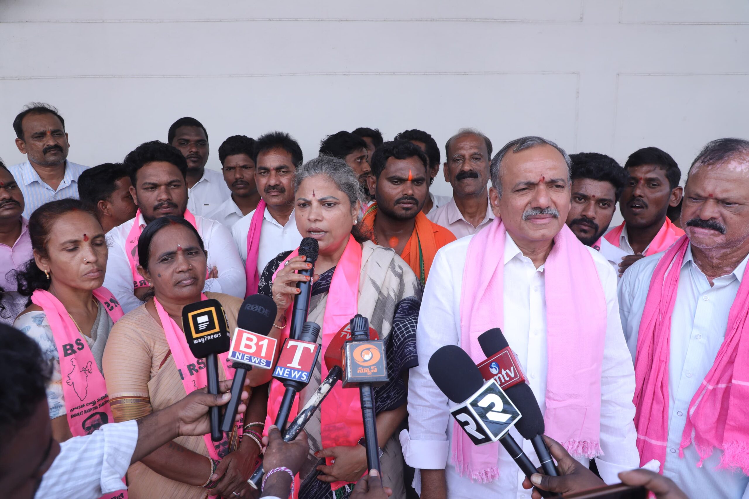 జెండా ఆవిష్కరించిన గండ్ర జ్యోతి