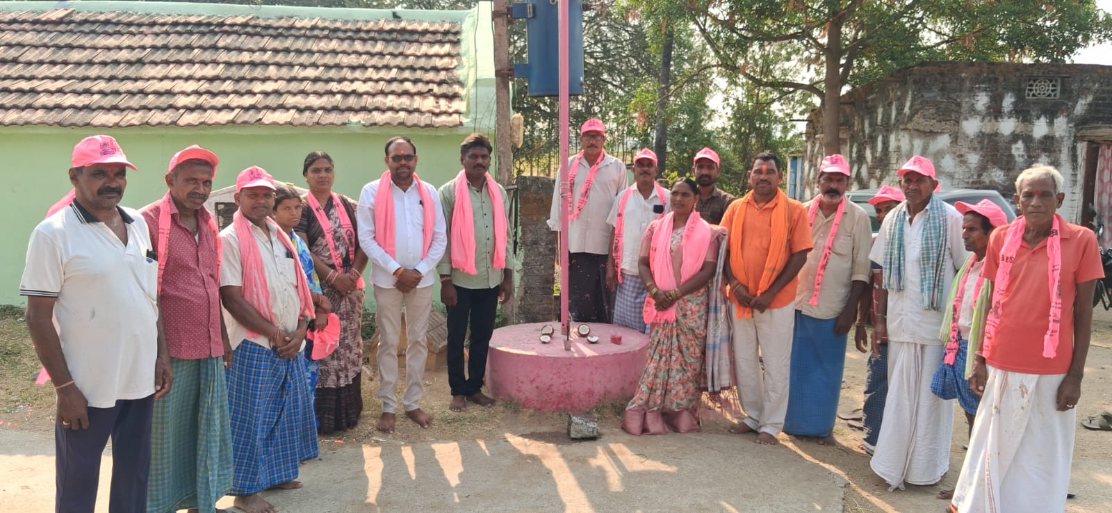 మాజీ సర్పంచ్ ఆమడగాని రాజు యాదవ్, ప్రస్తుత సర్పంచ్ డెక్క సునీత - కుమారస్వామి హాజరయ్యారు