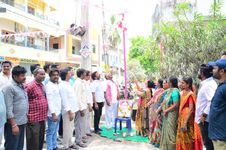 జెండా ఆవిష్కరణ చేసిన కార్పొరేటర్ తోట గోవిందమ్మ రామారావు