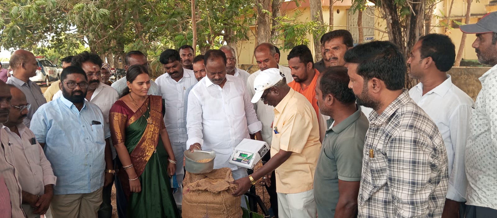 :కొనుగోలు కేంద్రాల ప్రారంభంలో ఎమ్మెల్యే గండ్ర సత్యనారాయణ రావు