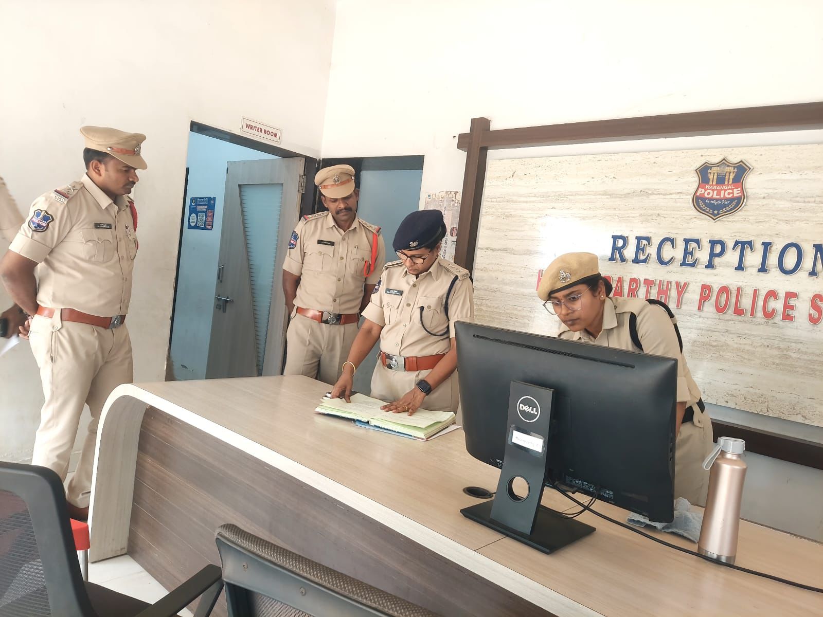 వరంగల్ సెంట్రల్ జోన్ డీసీపీ ధార కవిత బుధవారం హసన్పర్తి పోలీస్ స్టేషన్‌ను ఆకస్మికంగా తనిఖీ