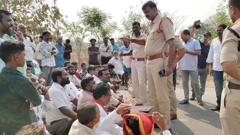 తెలంగాణ రైతు సంఘం ఆధ్వర్యంలో జిల్లా కలెక్టర్ కార్యాలయం ఎదుట ధర్నా వివిధ సమస్యలతో కూడిన వినతి పత్రం కలెక్టర్ కు అందజేత ఎమ్మెల్యే కడియం శ్రీహరికి తెలంగాణ రైతు సంఘం వినతిపత్రం అందజేత భూక్య చందు నాయక్ తెలంగాణ రైతు సంఘం జిల్లా ప్రధాన కార్యదర్శి తెలుగు గళం న్యూస్ జనగామ ఏప్రిల్ 29 తెలంగాణ రైతు సంఘం ఆధ్వర్యంలో జిల్లా కలెక్టర్ కార్యాలయం ఎదుట పెద్ద ఎత్తున ఆందోళన ధర్నాలో నిర్వహించారు అనంతరం వివిధ డిమాండ్లతో కూడిన వినతి పత్రం జిల్లా కలెక్టర్ కు అందజేశారు.అదేవిధంగా కలెక్టర్ కార్యాలయంలో రివ్యూ సమావేశానికి హాజరైన స్టేషన్ ఘన్పూర్ శాసనసభ్యులు కడియం శ్రీహరి గారికి రైతాంగ సమస్యలను వివరిస్తూ వినతి పత్రం అందజేశారు.మరియు జనగామ మండలంలోని గానుగుపాడు క్రాస్ వద్ద రైతులు రైతు సంఘం ఆధ్వర్యంలో భారీ ఎత్తున ధర్నా నిర్వహించారు.ఈ సందర్భంగా తెలంగాణ రైతు సంఘం ఆధ్వర్యంలో ధాన్యం కొనుగోలు కేంద్రాలు సర్వే చేసి సందర్శించి సమస్యలను గుర్తించారు.ప్రతి సమస్యను పరిష్కారం చేయాలని ట్రాన్స్పోర్టు లారీలను తరగతిలో పంపించి ధాన్యం లిఫ్టింగ్ చేయాలని డిమాండ్ చేశారు. సమస్యలు :- 1. ధాన్యం మరియు మొక్కజొన్న కొనుగోలు కేంద్రాలలో జరుగుతున్న జాప్యాన్ని అరికట్టి తక్షణమే కొనుగోలు చేసి రైతులను ఆదుకోవాలి. 2. జిల్లావ్యాప్తంగా ధాన్యం కొనుగోలు, మొక్కజొన్న కొనుగోలు కేంద్రాలలో రవాణా ట్రాన్స్పోర్ట్ లారీలు రాకపోవడం వలన రైతులు తీవ్రంగా ఇబ్బంది పడుతున్నారు కావున తక్షణమే పరిష్కారం చేయగలరు. 3. జిల్లావ్యాప్తంగా ధాన్యం కొనుగోలు కేంద్రాలలో గన్ని సంచుల కొరత తీవ్రంగా ఉంది కాబట్టి సకాలంలో అందించాలి. 4.పి.ఎ.సి.ఎస్. సహకార సంఘాలకు కొత్త గన్ని బ్యాగులు ఇవ్వాలి. 5. తాలు, తరుగు మట్టి షాటేజీ (కొరత) పేరుతో రైతుల ధాన్యం, మిల్లర్ల కట్టింగును అరికట్టాలి. 6. షాటేజీ (కొరత) మరియు పొట్టి రకం దాన్యం పేరుతో రైతుల వద్ద డబ్బులు వసూలు చేస్తున్న మిల్లులను సీజ్ చేయాలి. 7. మిల్లర్ల వర్కింగ్ చార్జీలు 18 కోట్ల రూపాయలు విడుదల చేసి, రైతుల ధాన్యం దిగుమతి చేసుకొని మిల్లర్లపై చర్యలు తీసుకోవాలి. 8. రాష్ట్రవ్యాప్తంగా ప్రభుత్వం ఆన్లైన్ ట్రక్ షీట్ విధానం తీసుకు రావడం వలన లారీలు సుదూర ప్రాంతాలకు వెళ్లకపోవడంతో ఇబ్బందులు అవుతున్నాయని, కాబట్టి గ్రామాలకు దగ్గర ఉన్న 20 కిలో మీటర్ల లోపు ఉన్న మిల్లులకు ట్యాగ్ చేయాలీ. 9.40 కిలోల 650 గ్రాముల మాత్రమే ధాన్యం కాంటా వేయాలనే నిబంధనలు ఉన్నప్పటికిని 41 కిలోలకు పైగా ఉండాలని మిల్లర్ల షరతు పెట్టి ధాన్యం దిగుమతి చేసుకోకపోవడం వలన రైతులు ఇబ్బందులు పడుతున్నారు. 10. వ్యవసాయ శాఖ ఏఈవోలు పొట్టి గింజలు సి గ్రేడ్ ధాన్యం అని సెంటర్లలో చెక్చేసి టోకెన్ ఇవ్వాలి. 11. మొక్కజొన్న కొనుగోలు కేంద్రాల్లో ట్రాన్స్పోర్ట్ ఇతర సమస్యలు పరిష్కారం చేయాలి. ఇట్టి ధర్నా కార్యక్రమాలను జనగామ సిఐ సత్యనారాయణ రెడ్డి ఆధ్వర్యంలో ధర్నా నిర్వహిస్తున్న రైతులను నాయకులను అరెస్టు చేసి సొంత పూచికతపై విడిపించారు. అదేవిధంగా సిఐ సందర్శించారు.ఈ కార్యక్రమంలో వడ్లకొండ గ్రామ సర్పంచ్ రామ్మోహన్ రెడ్డి గానుగు పహాడ్ సర్పంచ్ అనూష మహిపాల్ ముదిరాజ్ తెలంగాణ రైతు సంఘం జిల్లా అధ్యక్షులు రాపర్తి సోమయ్య గొర్ల మేకల పెంపకం దారుల సంఘం జిల్లా కార్యదర్శి కన్నెబోయిన బాలరాజు, గానుగు పహాడ్ ఉపసర్పంచ్ కుర్ర శంకర్ నాయక్ పెద్ద తండా ఎం ఉపసర్పంచ్ గోగులోతు ఝాన్సీ రాజు నాయక్ వివిధ గ్రామాల గ్రామాల రైతులు భారీ ఎత్తున హాజరయ్యారు.