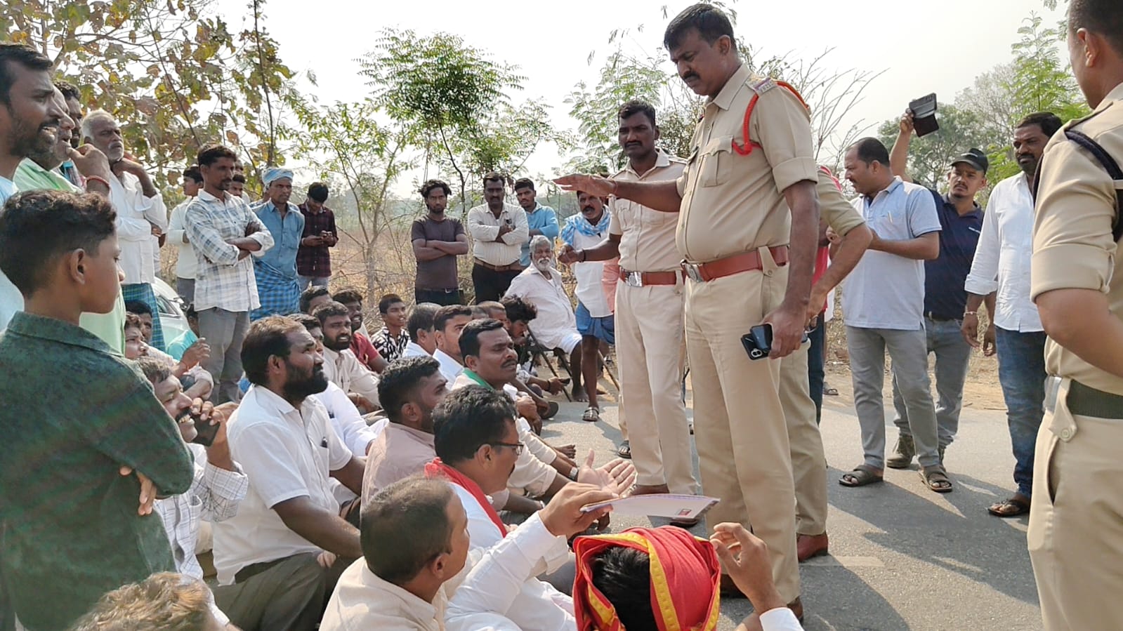 తెలంగాణ రైతు సంఘం ఆధ్వర్యంలో జిల్లా కలెక్టర్ కార్యాలయం ఎదుట ధర్నా వివిధ సమస్యలతో కూడిన వినతి పత్రం కలెక్టర్ కు అందజేత ఎమ్మెల్యే కడియం శ్రీహరికి తెలంగాణ రైతు సంఘం వినతిపత్రం అందజేత భూక్య చందు నాయక్ తెలంగాణ రైతు సంఘం జిల్లా ప్రధాన కార్యదర్శి తెలుగు గళం న్యూస్ జనగామ ఏప్రిల్ 29 తెలంగాణ రైతు సంఘం ఆధ్వర్యంలో జిల్లా కలెక్టర్ కార్యాలయం ఎదుట పెద్ద ఎత్తున ఆందోళన ధర్నాలో నిర్వహించారు అనంతరం వివిధ డిమాండ్లతో కూడిన వినతి పత్రం జిల్లా కలెక్టర్ కు అందజేశారు.అదేవిధంగా కలెక్టర్ కార్యాలయంలో రివ్యూ సమావేశానికి హాజరైన స్టేషన్ ఘన్పూర్ శాసనసభ్యులు కడియం శ్రీహరి గారికి రైతాంగ సమస్యలను వివరిస్తూ వినతి పత్రం అందజేశారు.మరియు జనగామ మండలంలోని గానుగుపాడు క్రాస్ వద్ద రైతులు రైతు సంఘం ఆధ్వర్యంలో భారీ ఎత్తున ధర్నా నిర్వహించారు.ఈ సందర్భంగా తెలంగాణ రైతు సంఘం ఆధ్వర్యంలో ధాన్యం కొనుగోలు కేంద్రాలు సర్వే చేసి సందర్శించి సమస్యలను గుర్తించారు.ప్రతి సమస్యను పరిష్కారం చేయాలని ట్రాన్స్పోర్టు లారీలను తరగతిలో పంపించి ధాన్యం లిఫ్టింగ్ చేయాలని డిమాండ్ చేశారు. సమస్యలు :- 1. ధాన్యం మరియు మొక్కజొన్న కొనుగోలు కేంద్రాలలో జరుగుతున్న జాప్యాన్ని అరికట్టి తక్షణమే కొనుగోలు చేసి రైతులను ఆదుకోవాలి. 2. జిల్లావ్యాప్తంగా ధాన్యం కొనుగోలు, మొక్కజొన్న కొనుగోలు కేంద్రాలలో రవాణా ట్రాన్స్పోర్ట్ లారీలు రాకపోవడం వలన రైతులు తీవ్రంగా ఇబ్బంది పడుతున్నారు కావున తక్షణమే పరిష్కారం చేయగలరు. 3. జిల్లావ్యాప్తంగా ధాన్యం కొనుగోలు కేంద్రాలలో గన్ని సంచుల కొరత తీవ్రంగా ఉంది కాబట్టి సకాలంలో అందించాలి. 4.పి.ఎ.సి.ఎస్. సహకార సంఘాలకు కొత్త గన్ని బ్యాగులు ఇవ్వాలి. 5. తాలు, తరుగు మట్టి షాటేజీ (కొరత) పేరుతో రైతుల ధాన్యం, మిల్లర్ల కట్టింగును అరికట్టాలి. 6. షాటేజీ (కొరత) మరియు పొట్టి రకం దాన్యం పేరుతో రైతుల వద్ద డబ్బులు వసూలు చేస్తున్న మిల్లులను సీజ్ చేయాలి. 7. మిల్లర్ల వర్కింగ్ చార్జీలు 18 కోట్ల రూపాయలు విడుదల చేసి, రైతుల ధాన్యం దిగుమతి చేసుకొని మిల్లర్లపై చర్యలు తీసుకోవాలి. 8. రాష్ట్రవ్యాప్తంగా ప్రభుత్వం ఆన్లైన్ ట్రక్ షీట్ విధానం తీసుకు రావడం వలన లారీలు సుదూర ప్రాంతాలకు వెళ్లకపోవడంతో ఇబ్బందులు అవుతున్నాయని, కాబట్టి గ్రామాలకు దగ్గర ఉన్న 20 కిలో మీటర్ల లోపు ఉన్న మిల్లులకు ట్యాగ్ చేయాలీ. 9.40 కిలోల 650 గ్రాముల మాత్రమే ధాన్యం కాంటా వేయాలనే నిబంధనలు ఉన్నప్పటికిని 41 కిలోలకు పైగా ఉండాలని మిల్లర్ల షరతు పెట్టి ధాన్యం దిగుమతి చేసుకోకపోవడం వలన రైతులు ఇబ్బందులు పడుతున్నారు. 10. వ్యవసాయ శాఖ ఏఈవోలు పొట్టి గింజలు సి గ్రేడ్ ధాన్యం అని సెంటర్లలో చెక్చేసి టోకెన్ ఇవ్వాలి. 11. మొక్కజొన్న కొనుగోలు కేంద్రాల్లో ట్రాన్స్పోర్ట్ ఇతర సమస్యలు పరిష్కారం చేయాలి. ఇట్టి ధర్నా కార్యక్రమాలను జనగామ సిఐ సత్యనారాయణ రెడ్డి ఆధ్వర్యంలో ధర్నా నిర్వహిస్తున్న రైతులను నాయకులను అరెస్టు చేసి సొంత పూచికతపై విడిపించారు. అదేవిధంగా సిఐ సందర్శించారు.ఈ కార్యక్రమంలో వడ్లకొండ గ్రామ సర్పంచ్ రామ్మోహన్ రెడ్డి గానుగు పహాడ్ సర్పంచ్ అనూష మహిపాల్ ముదిరాజ్ తెలంగాణ రైతు సంఘం జిల్లా అధ్యక్షులు రాపర్తి సోమయ్య గొర్ల మేకల పెంపకం దారుల సంఘం జిల్లా కార్యదర్శి కన్నెబోయిన బాలరాజు, గానుగు పహాడ్ ఉపసర్పంచ్ కుర్ర శంకర్ నాయక్ పెద్ద తండా ఎం ఉపసర్పంచ్ గోగులోతు ఝాన్సీ రాజు నాయక్ వివిధ గ్రామాల గ్రామాల రైతులు భారీ ఎత్తున హాజరయ్యారు.