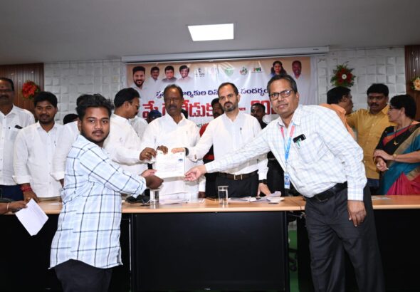 కార్మికుల హక్కులను కాలరాస్తే కఠిన చర్యలు