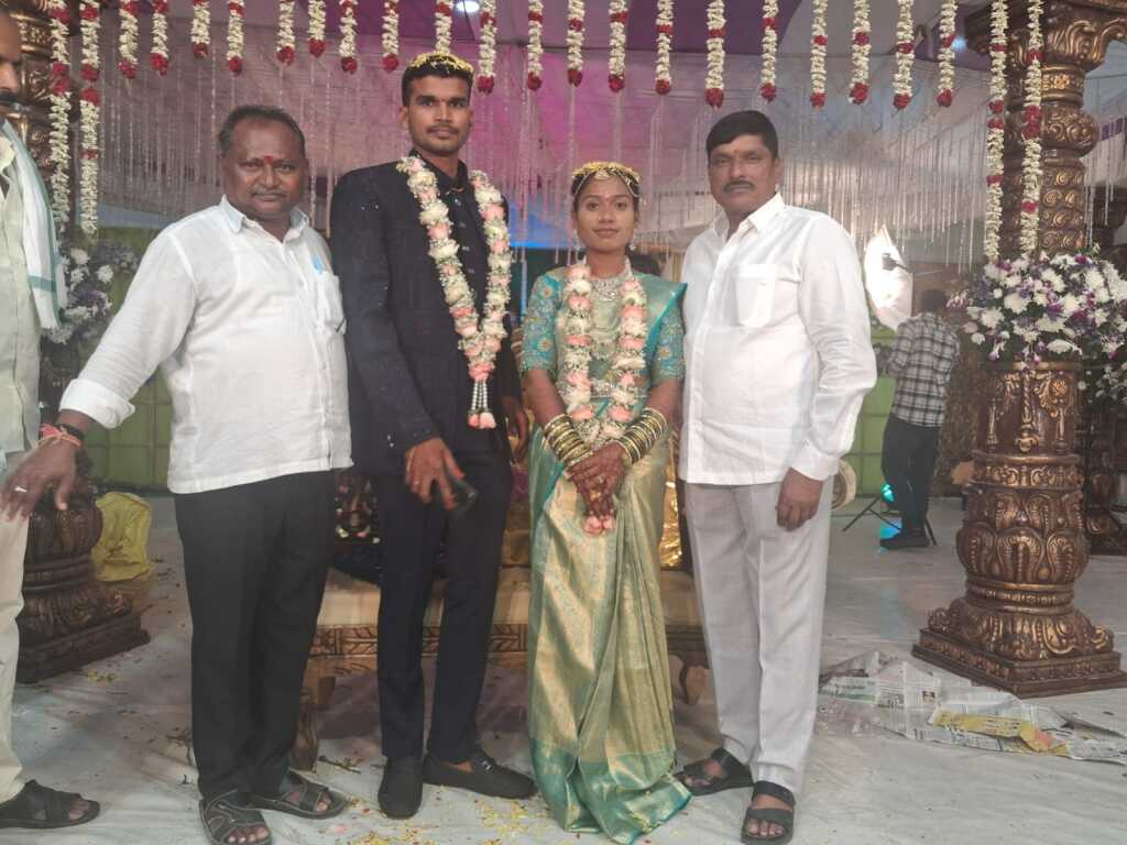 నూతన వధూవరులను ఆశీర్వదించిన ఏఎంసీ చైర్మన్