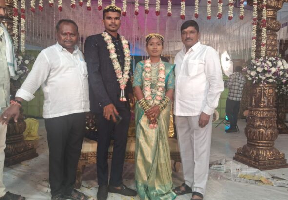 నూతన వధూవరులను ఆశీర్వదించిన ఏఎంసీ చైర్మన్