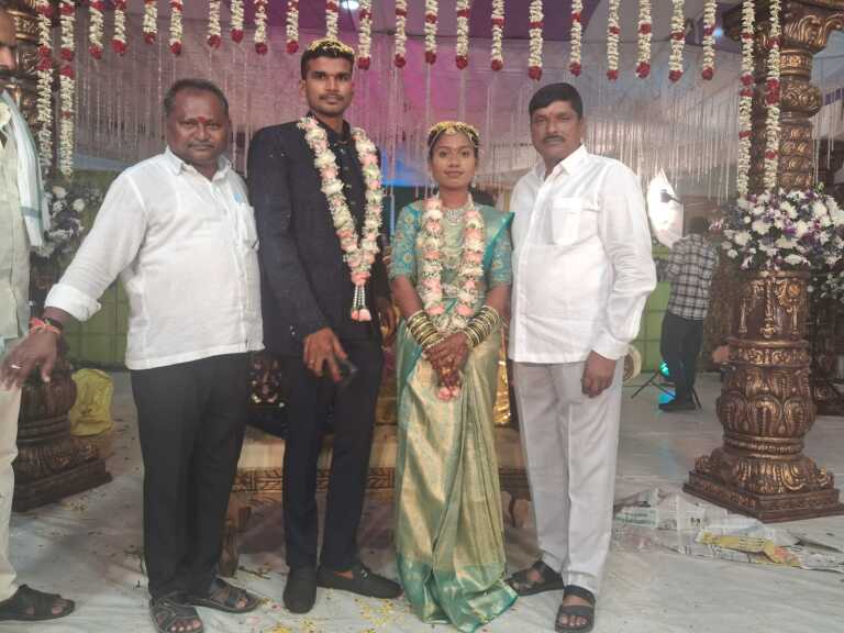 నూతన వధూవరులను ఆశీర్వదించిన ఏఎంసీ చైర్మన్