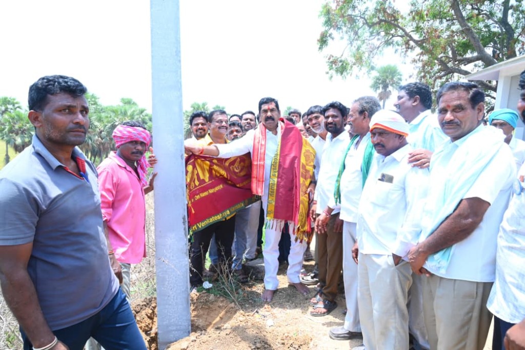 పోల్స్ పనులు ప్రారంభించిన ఎమ్మెల్యే కేఆర్ నాగరాజు