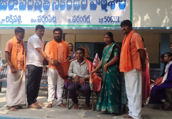 ప్రభుత్వ ఉన్నత పాఠశాల టాపర్స్‌కు ఘన సన్మానం