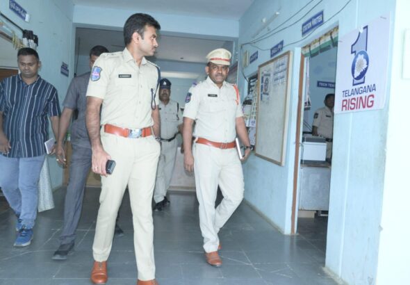 ప్రజలకు ఎల్లపుడు అందుబాటులో ఉండాలి