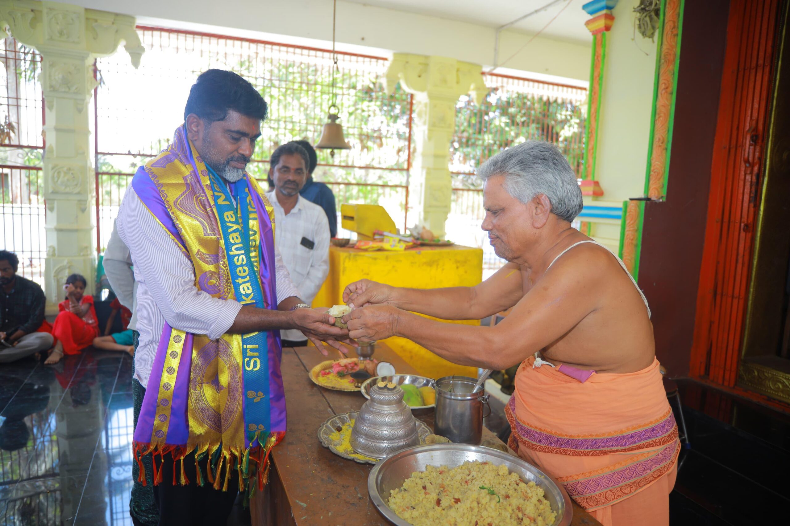 ప్రత్యేక పూజా కార్యక్రమాల్లో టీజీఐడీసీ ఛైర్మన్ మువ్వా విజయబాబు