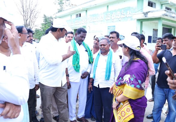 రైతులకు అప్రమత్తం చేసిన ఎమ్మెల్యే కేఆర్,కలెక్టర్ సత్యశారద