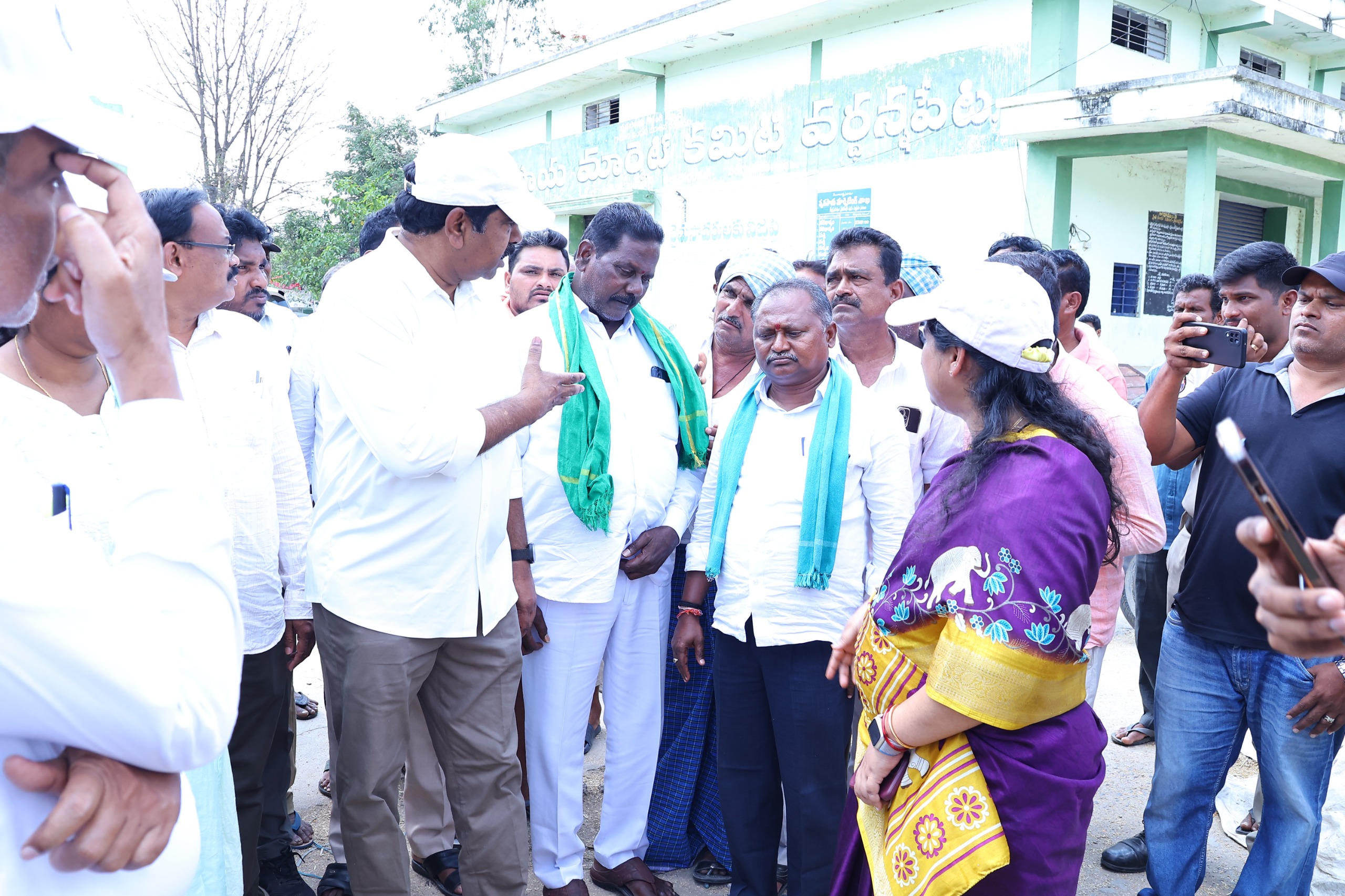 రైతులకు అప్రమత్తం చేసిన ఎమ్మెల్యే కేఆర్,కలెక్టర్ సత్యశారద