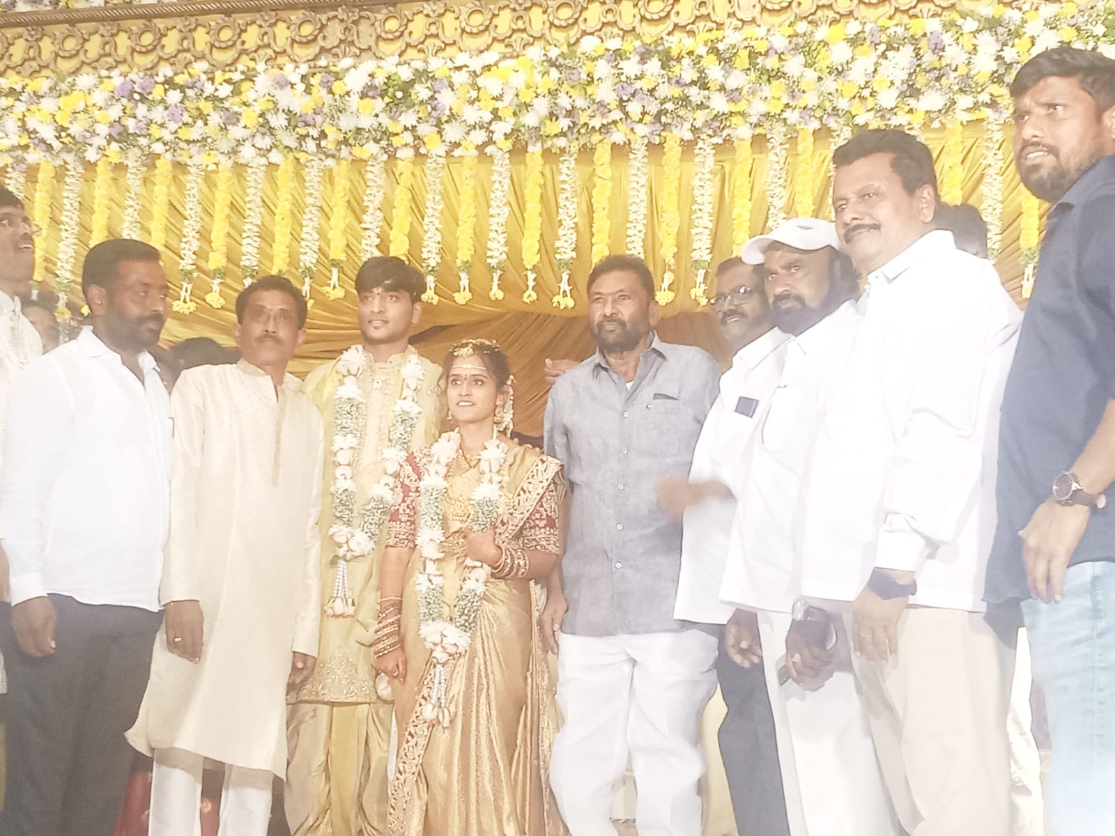 నూతన వధూవరులను ఆశీర్వదించిన మాజీ జడ్పీటీసీ