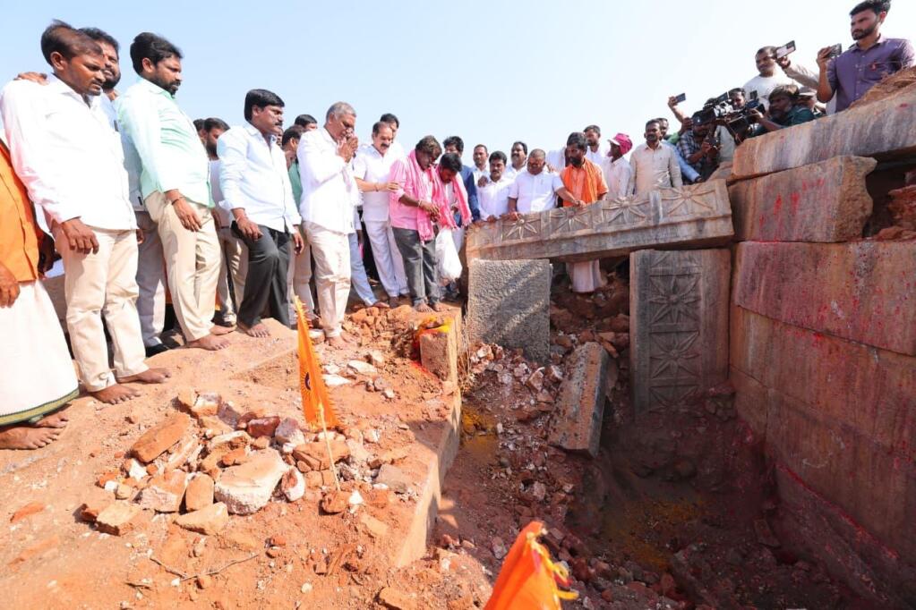 మట్టికోట శివాలయాన్ని పరిశీలించిన మాజీ మంత్రి హరీశ్ రావు