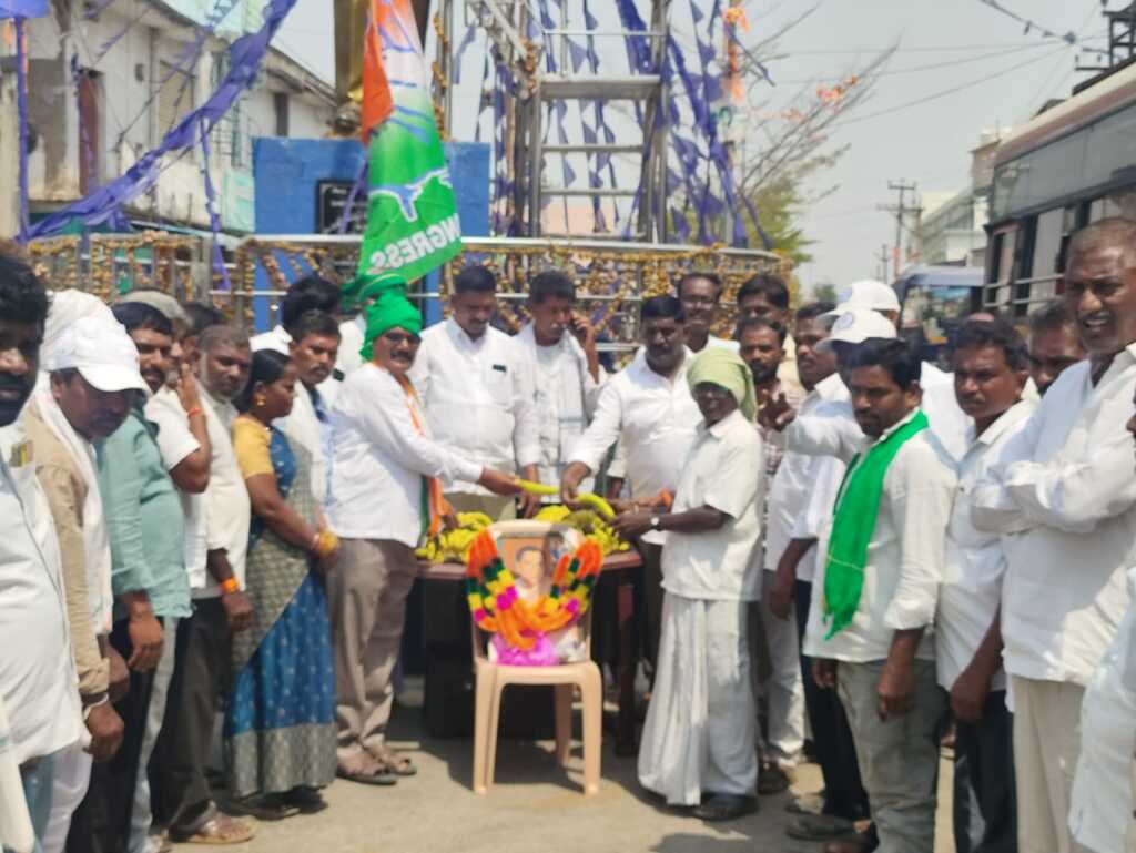 మాజీ ప్రధాని రాజీవ్ గాంధీ వర్ధంతి సందర్భంగా పండ్ల పంపిణీ