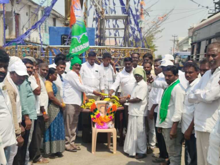 మాజీ ప్రధాని రాజీవ్ గాంధీ వర్ధంతి సందర్భంగా పండ్ల పంపిణీ
