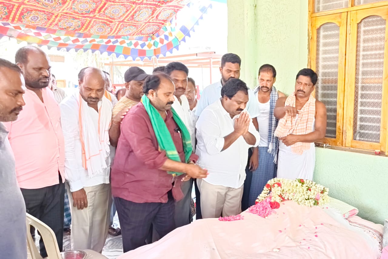 దేవస్థాన మాజీ చైర్మన్ తండ్రికి ఆరూరి రమేష్ నివాళి