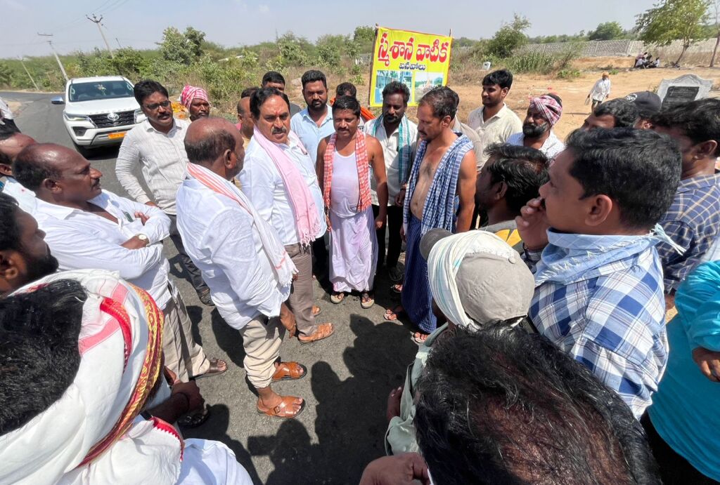 మునిగాల మొగిలి పార్థివదేహానికి మాజీ మంత్రి ఎర్రబెల్లి నివాళి