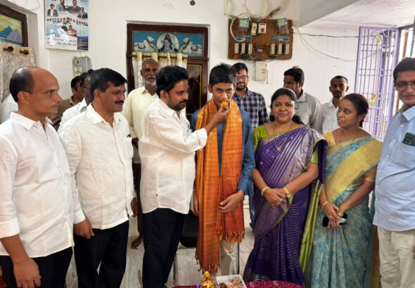 విశ్వశాంతి విద్యార్థికి ఎమ్మెల్యే అభినందనలు