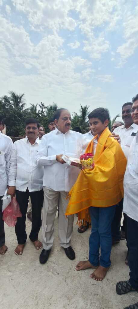 చదువుతోనే పేదవాడు ధనవంతుడు కాగలడు