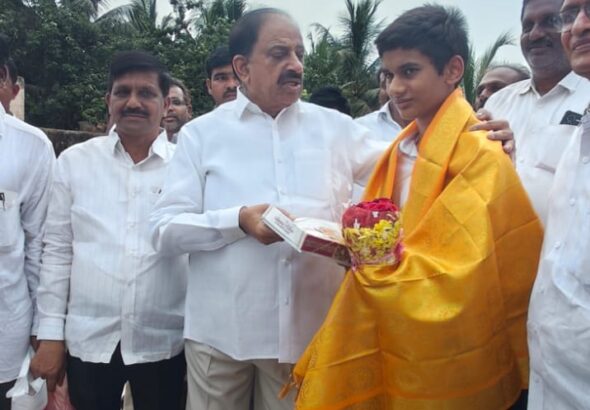 చదువుతోనే పేదవాడు ధనవంతుడు కాగలడు