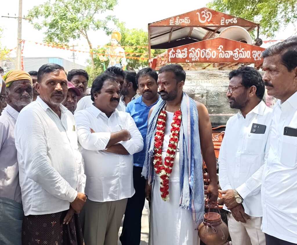 మృతుల కుటుంబాలను పరామర్శించిన మాజీ ఎమ్మెల్యే అరూరి రమేష్