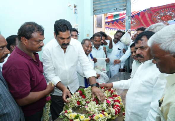 సీనియర్ జర్నలిస్ట్ కుటుంబానికి కాంగ్రెస్ అండగా ఉంటుంది-ఎమ్మెల్యే
