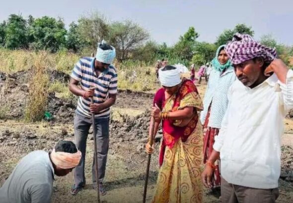 ఉపాధి హామీ పనుల్లో పాల్గొన్న గ్రామ సర్పంచ్