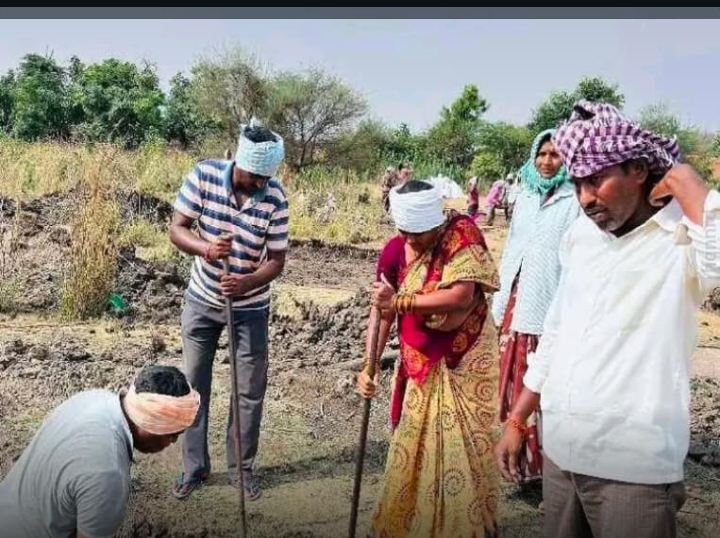 ఉపాధి హామీ పనుల్లో పాల్గొన్న గ్రామ సర్పంచ్