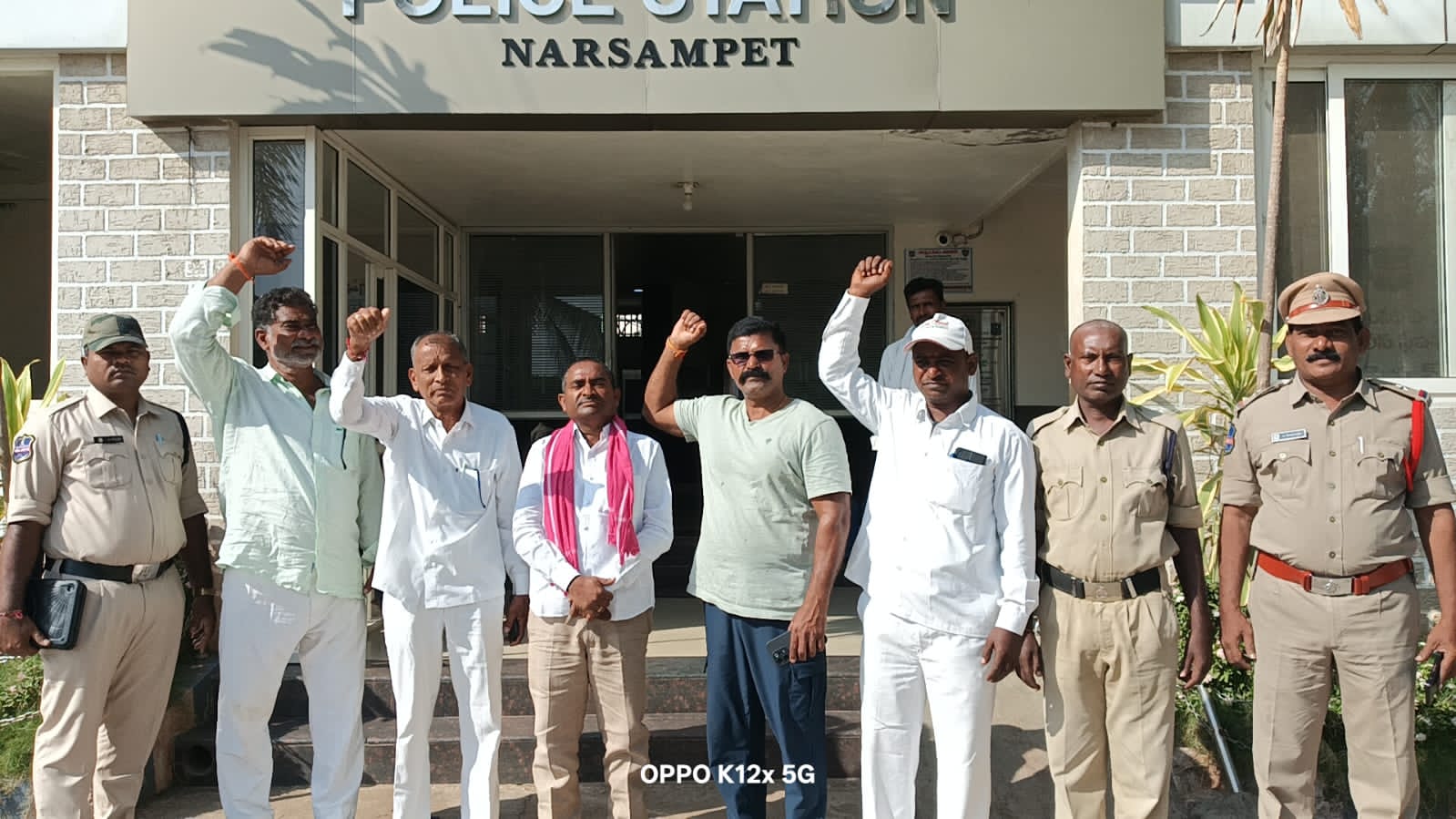 పెండింగ్ బిల్లులు చెల్లింపులపై నిరసన చేస్తున్న బీఆర్స్ నాయకుల అరెస్ట్