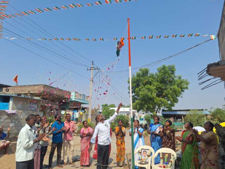 °సర్పంచ్ జున్ను కనుకయ్య యాదవ్ ఆధ్వర్యంలో జాతీయ జెండా ఆవిష్కరణ