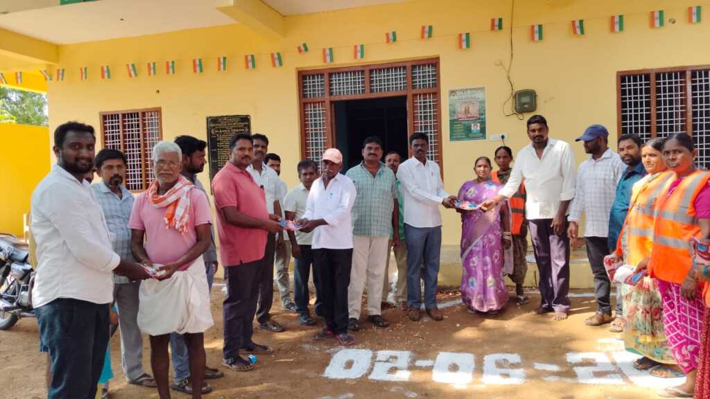 జాతీయ జెండా ఎగురవేసిన సర్పంచ్ గాడి పెళ్లి మహేందర్- నూతన కార్యదర్శికి సన్మానం