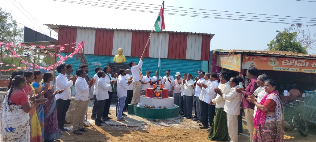 మండల కాంగ్రెస్ అధ్యక్షులు జాటోత్ శ్రీనివాస్ నాయక్‌తో పాటు జిల్లా నాయకులు హాజరు