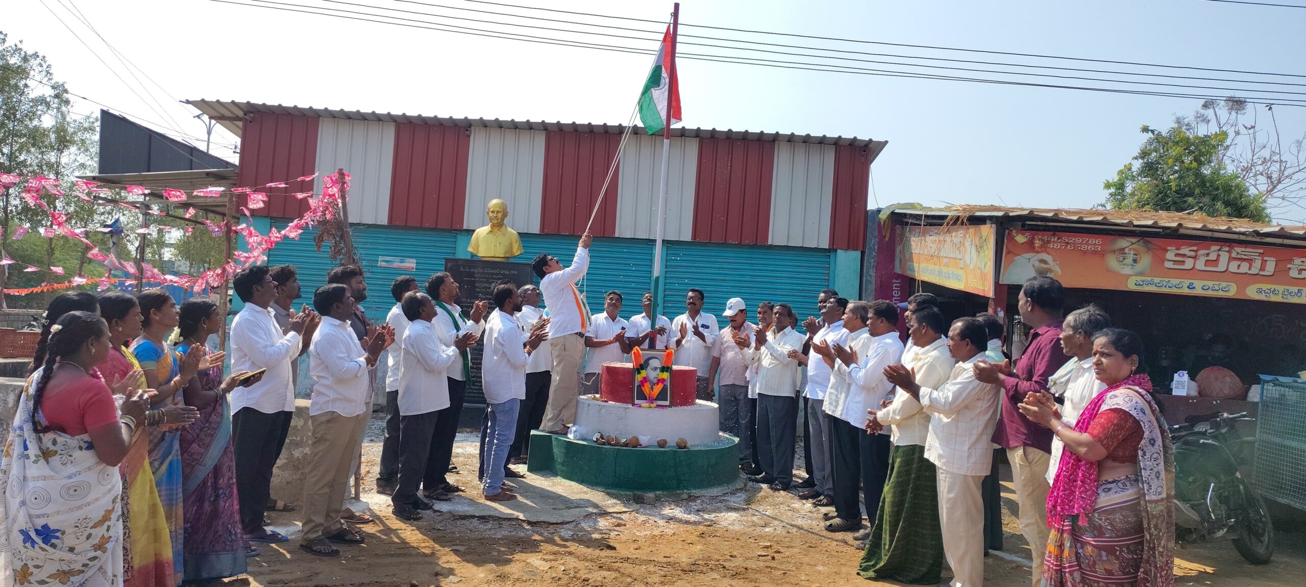 మండల కాంగ్రెస్ అధ్యక్షులు జాటోత్ శ్రీనివాస్ నాయక్‌తో పాటు జిల్లా నాయకులు హాజరు