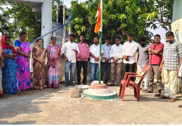 ​అంగన్‌వాడీ కేంద్రంలో చిన్నారులకు యూనిఫామ్‌ల పంపిణీ