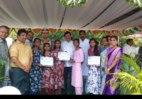 మంత్రి పొంగులేటి, ఎమ్మెల్యే నాగరాజు చేతుల మీదుగా సర్టిఫికెట్ ప్రదానం