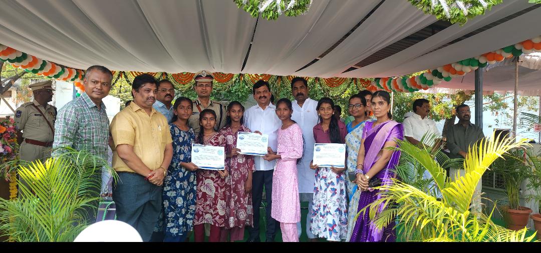మంత్రి పొంగులేటి, ఎమ్మెల్యే నాగరాజు చేతుల మీదుగా సర్టిఫికెట్ ప్రదానం