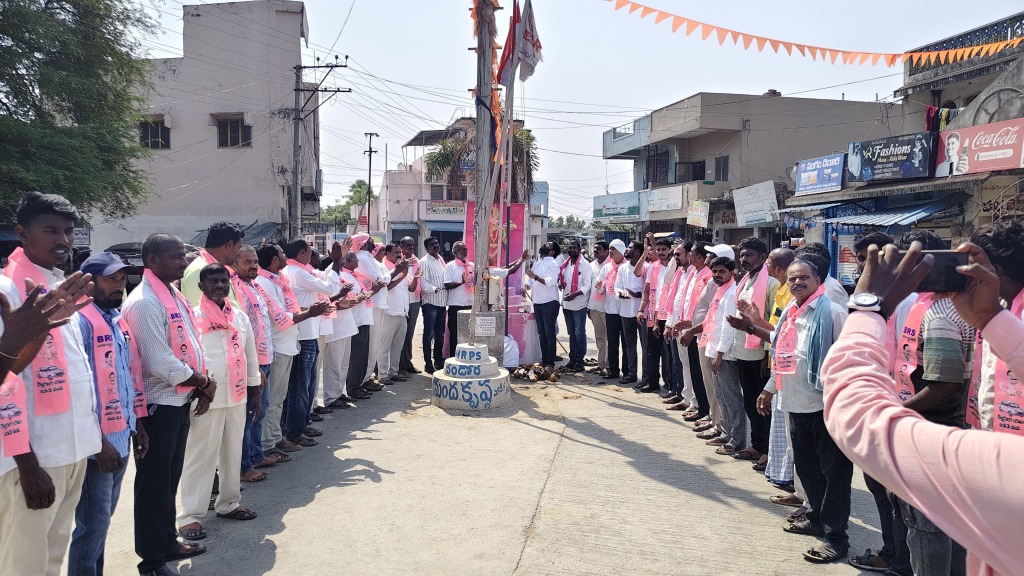 జాతీయ జెండాను ఆవిష్కరించిన మండల అధ్యక్షులు ఎర్రబెల్లి రాజేశ్వర్ రావు