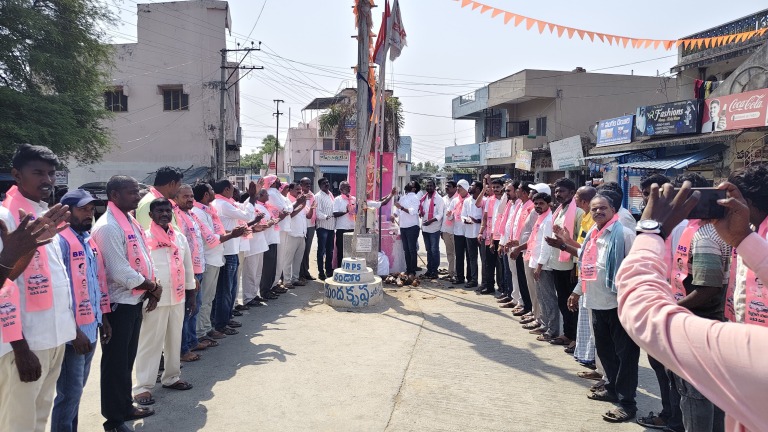 జాతీయ జెండాను ఆవిష్కరించిన మండల అధ్యక్షులు ఎర్రబెల్లి రాజేశ్వర్ రావు