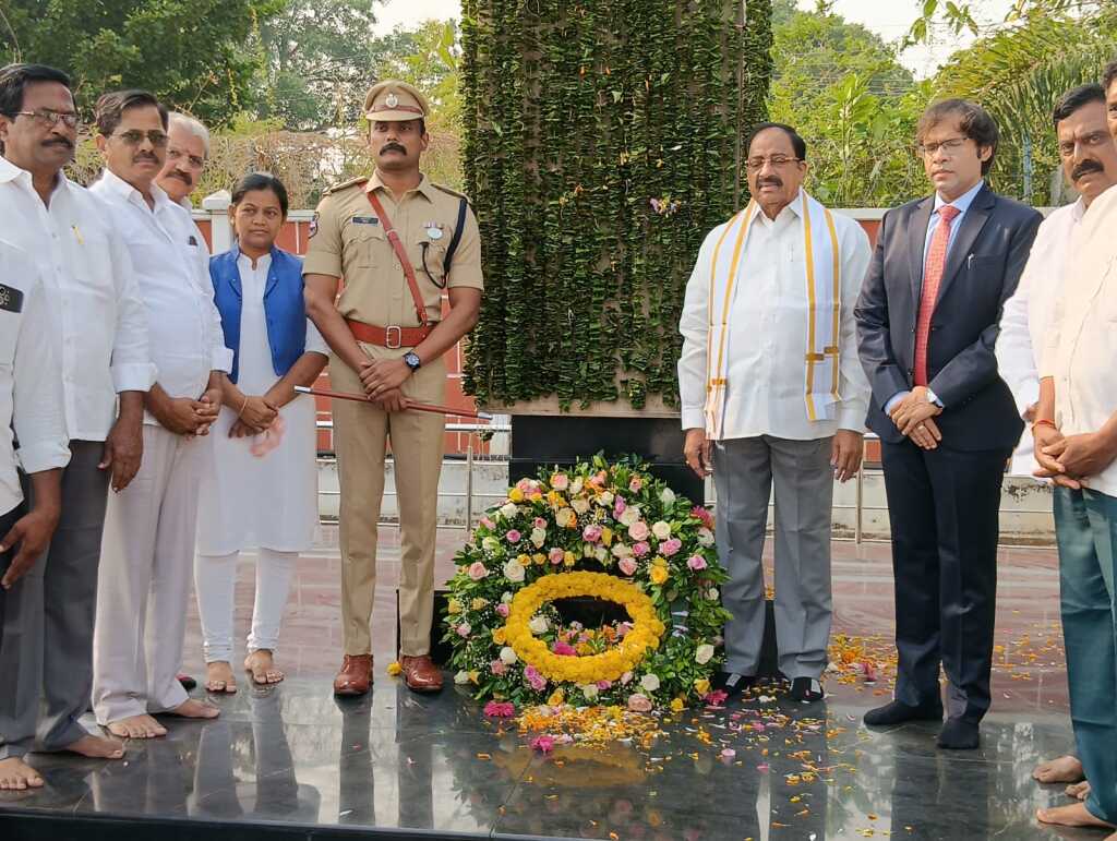 డీసీసీ అధ్యక్షురాలు తోట దేవి ప్రసన్న పాల్గొని అమరులకు నివాళి